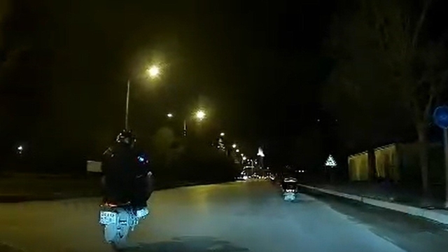 Motosikletinin önünü kaldırarak seyreden sürücü trafiği tehlikeye attı