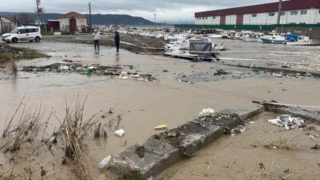 Çanakkale'de sağanak yağış nedeniyle Kepez çayı taştı