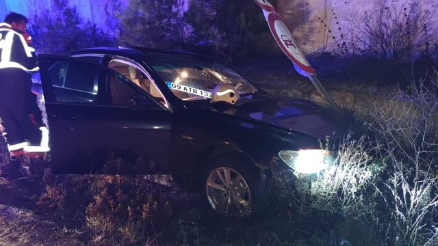 Karacasu'da trafik kazası: "Sıkışan sürücüyü itfaiye ekipleri kurtardı"