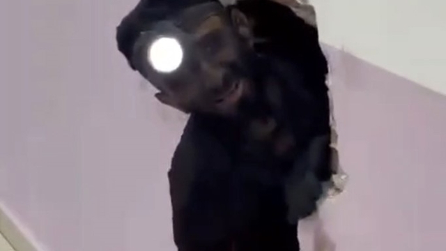 Tadilat ustası bacada ölümden döndü
Bacada dengesini kaybedince duvarlara tutunarak hayatta kaldı