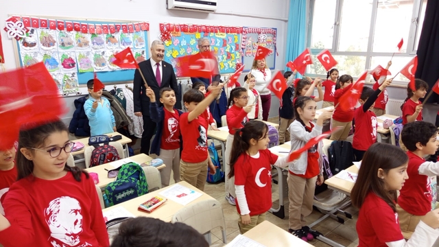 İkinci dönem "Bayrak Sevgisi" dersiyle başladı
Aydın'da 188 bin öğrenci için ders zili çaldı