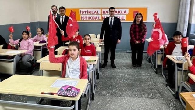 Mihalıççık'ta ilk ders 'Bayrak Sevgisi' oldu