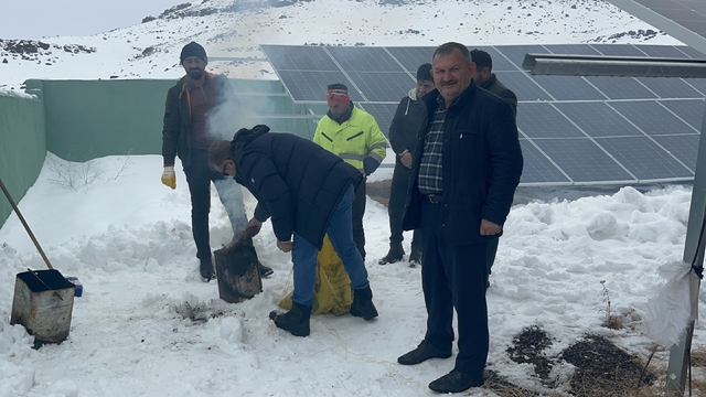 Kars'ta köylüler, içmesuyu için kurdukları GES sitemlerinin karını imece usulü temizliyor
Soğuktan üşüyen köylüler yaktıkları ateş ile ısınmaya çalışıyor