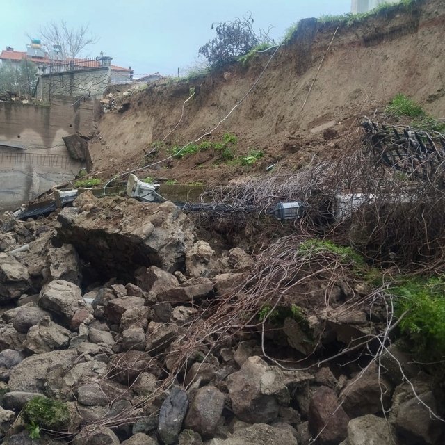 Sağanak yağmur okulun istinat duvarını yıktı