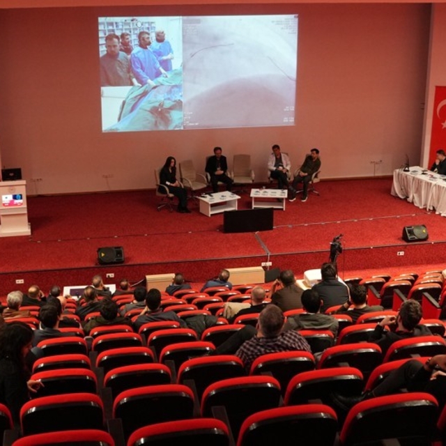 "Zor Vakalar, Canlı Çözümler"
Samsun Şehir Hastanesi'nde zorlu vakalar masa...