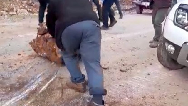 Yola düşen kayaları iple araca bağlayıp çektiler
Yolda kalan vatandaşlar kendi imkanlarıyla yolu açtı