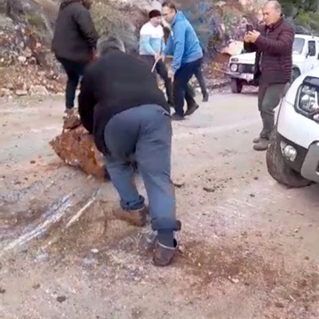 Yola düşen kayaları iple araca bağlayıp çektiler
Yolda kalan vatandaşlar ke...