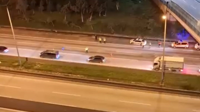 Otoyolda karşıya geçmeye çalıştı, tırın altında kalıp öldü