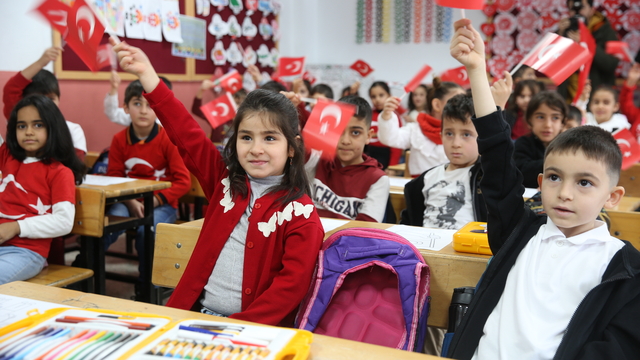 Van, Bitlis ve Muş'taki okullarda ikinci dönem "Bayrak Sevgisi" temasıyla başladı