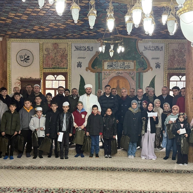 Şaphane'de "Camiyi Seviyoruz, Namazla Buluşuyoruz" programında öğrencilere...