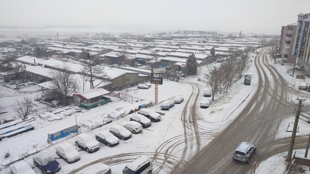 Keşan'da etkili olan kar yağışı nedeniyle taşımalı eğitime 1 gün ara verildi