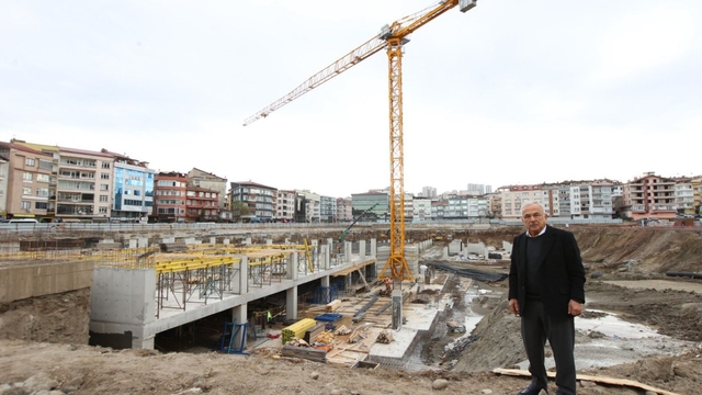 Ordu'ya 2 bin araçlık otopark
Ordu Büyükşehir Belediye Başkanı Dr. Mehmet Hilmi Güler'in girişimi ile 416 araçlık kapasiteden 2000 araç kapasitesine çıkarılan iki katlı otoparkta ilk kat tamamlandı, ikinci katın inşaatı sürüyor. ootopark inşaatının ardından bahçe peyzaj düzenlemeleri başlayacak