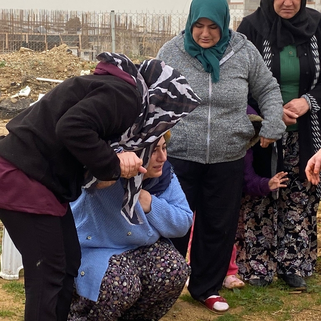 Burdur'daki feci kazada hayatını kaybeden anne oğul gözyaşları içinde yan y...