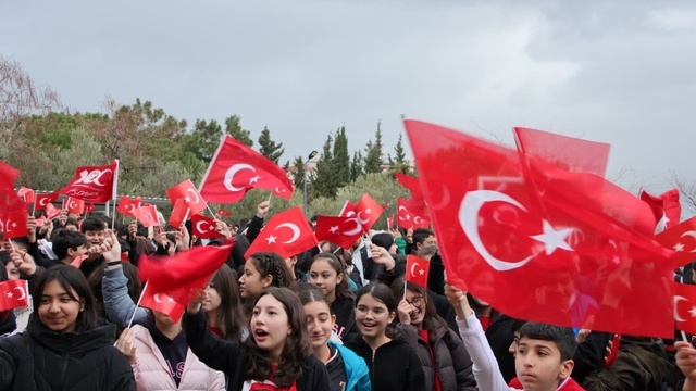 İzmir'de eğitimde ikinci dönem 'kırmızı-beyaz' başladı
Okullar Türk bayraklarıyla bezendi, İzmir'de 756 bin öğrenci için ders zili yeniden çaldı