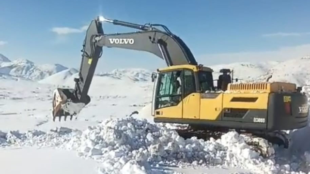 Bitlis'te kardan kapanan 92 köy yolu açıldı