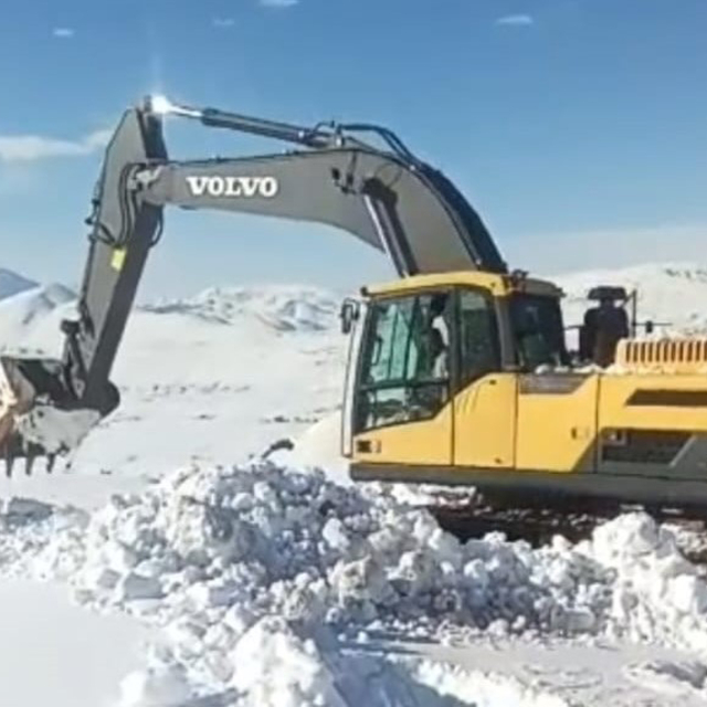 Bitlis'te kardan kapanan 92 köy yolu açıldı
