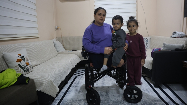 Depremde eşini, 2 çocuğunu ve bacaklarını kaybeden acılı anne, yaptığı alışverişin borcunu ödeyemeyince mahkemelik oldu
Taksitlendirme yaptılar sonra da iptal ettiler
"Engelli maaşı alıyorum, bu şekilde geçim sağlamaya çalışırken borçlarımı kapatmaya çalışıyorum"