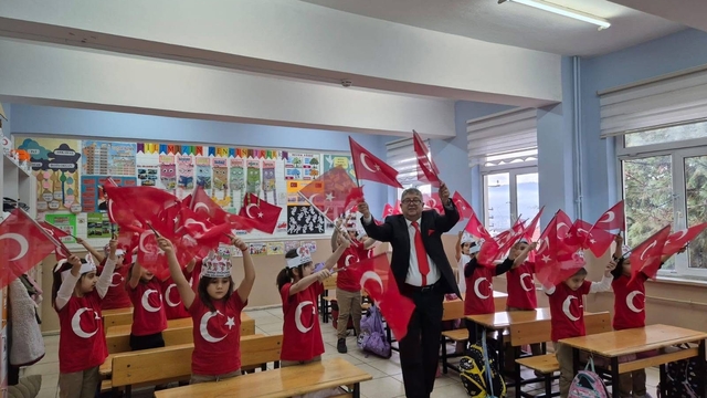 Karabük'te öğrenciler ikinci döneme Türk bayraklarıyla başladı