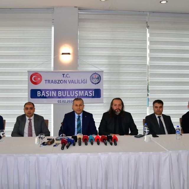 Trabzon Valisi Şahin, basınla biraya geldi