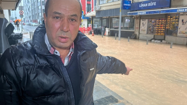 İzmir'de sağanak yağış: Bazı cadde ve sokaklar göle döndü, ekipler su tahliye çalışmaları yürüttü