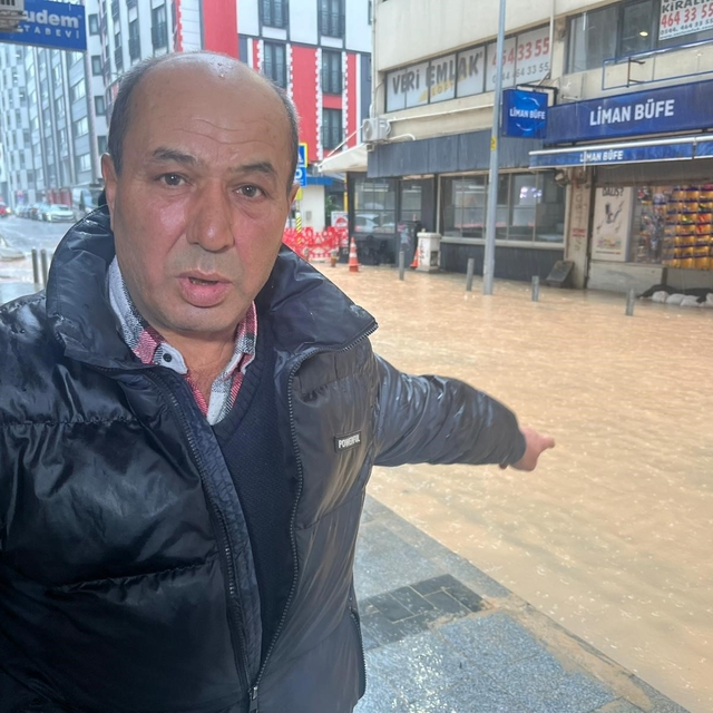 İzmir'de sağanak yağış: Bazı cadde ve sokaklar göle döndü, ekipler su tahli...