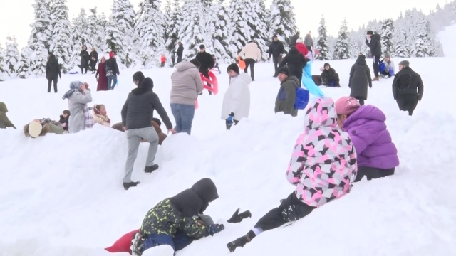 Uludağ, yarıyıl tatilinde yüzbinlerce kişiyi ağırladı
Otelciler yüzde 100 dolulukla sömestri tamamladı, zirvede kar kalınlığı 116 santimetreye ulaştı