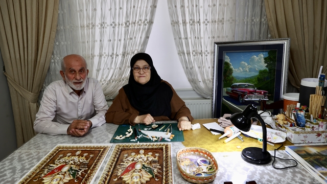 Mahallesindeki kursta öğrendiği rölyef tekniğiyle 12 yıldır üç boyutlu tablolar yapıyor