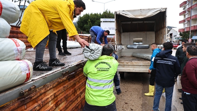 Büyükşehir'den hortum ve fırtınadan zarar gören üreticiye sera naylonu desteği