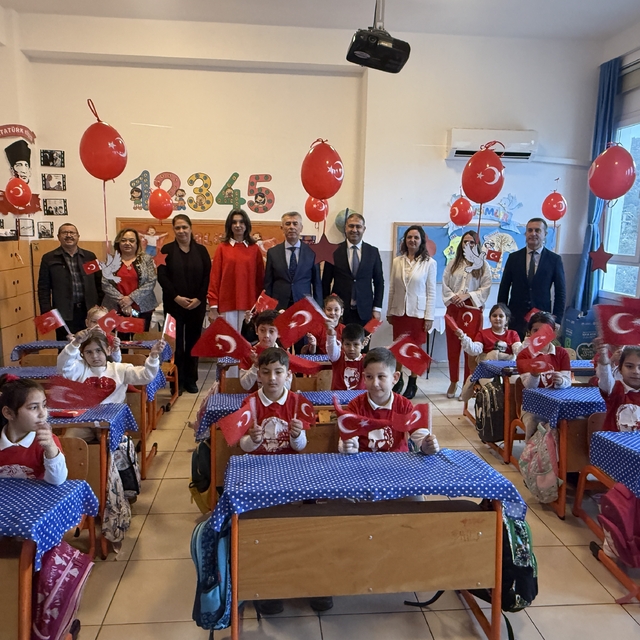 Bodrum'da öğrenciler kırmızı beyaz ay yıldızlı kıyafetlerle eğitime başladı