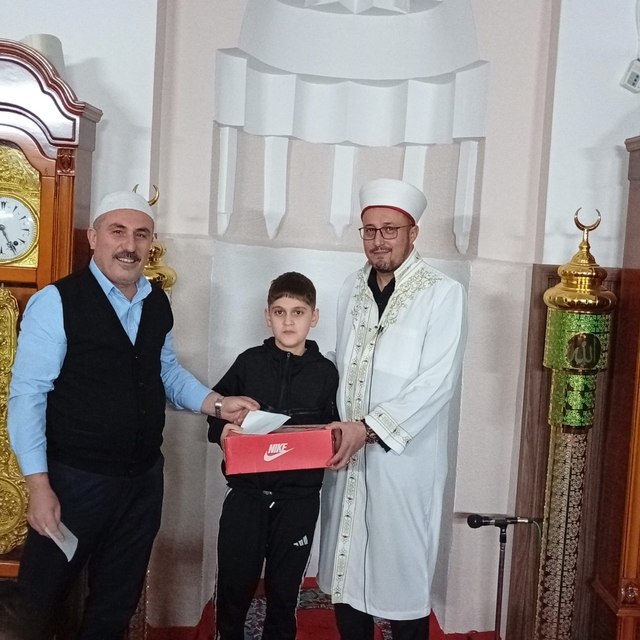 Namaza gelen çocuklar hediyeyle sevindirildi