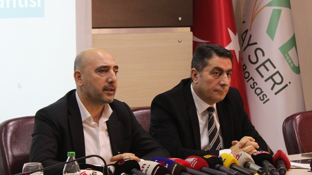 Türkiye'de yağsız hayvan kesimi dönemi başladı, Kayseri'de 2 kilo fire verilecek
Kayseri Ticaret Borsası Yönetim Kurulu Başkanı Recep Bağlamış:
"Karkas yağsız kesimde mal başı 2 kilo fire düşülerek kesim olmasını kararlaştırdık"
Kayseri Kırmızı Et Üreticileri Birliği Başkanı Ercan Aras:
"Bakanlığın kararına Kayseri olarak uyum göstereceğiz"