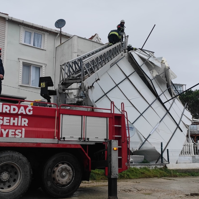 Tekirdağ'da fırtına çatıları uçurdu