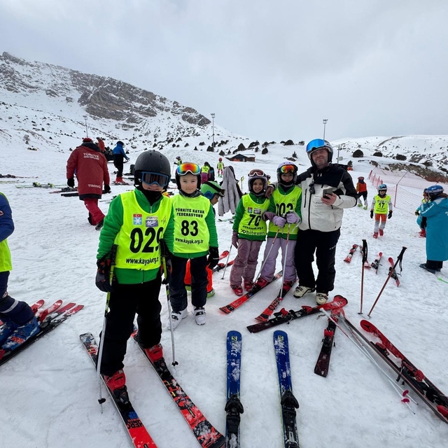 Ergan Dağı Kayak Merkezi'nde yarışma heyecanı başladı