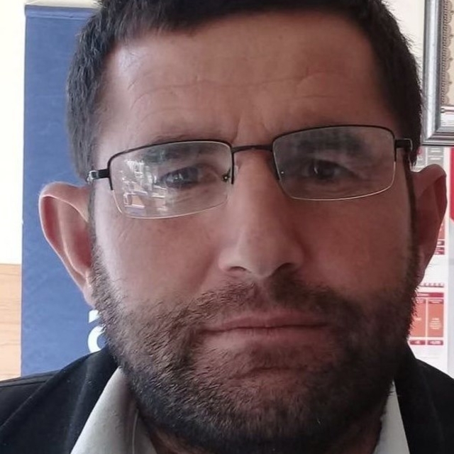 Aksaray'da uçan çatının altında kalan adam ağır yaralandı