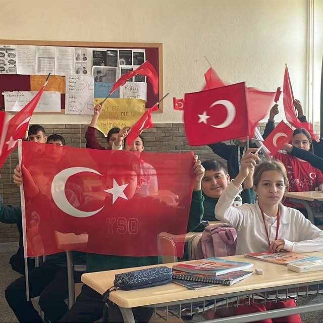 Öğrencilerin okul heyecanı ay yıldızlı Türk bayrağıyla taçlandı
Karaman'da...