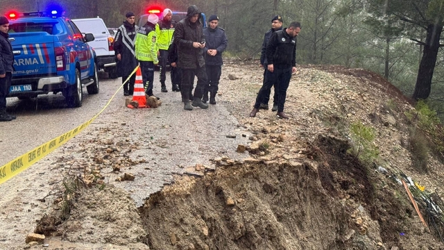 Burdur'da etkili olan yağıştan dolayı yol çöktü