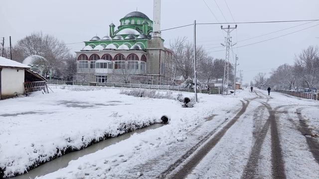 Malkara beyaza büründü : Kar yağışı etkili oluyor