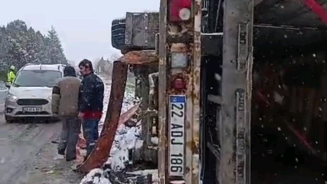 Edirne'de kar yağışı ve fırtına sebebiyle tır devrildi