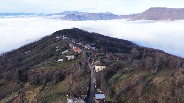 Köyü ve dağ eteklerini kaplayan sis denizi mest etti
Örtü gibi saran sis bulutu dronla görüntülendi