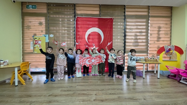 İkinci dönem "Bayrak Sevgisi" temasıyla başladı
Minikler Türk bayrağının önemini öğrendiler