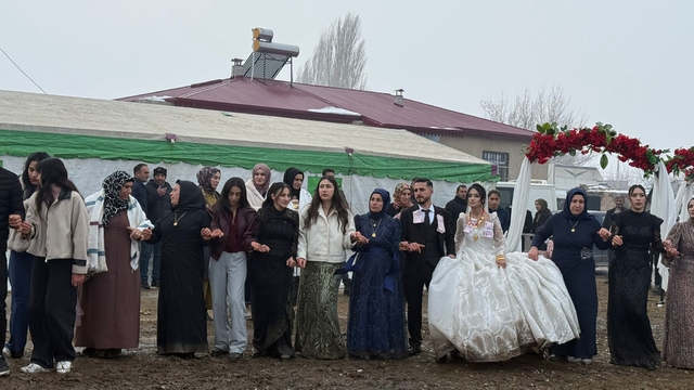 Iğdır'da bahçe düğünü geleneği kar ve çamura rağmen sürüyor