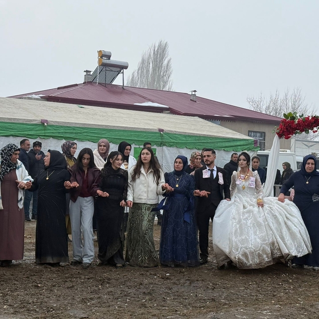 Iğdır'da bahçe düğünü geleneği kar ve çamura rağmen sürüyor
