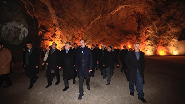 Kasapoğlu'ndan Tuzluca Tuz Mağaraları'na övgü: "Mutlaka gidin görün"