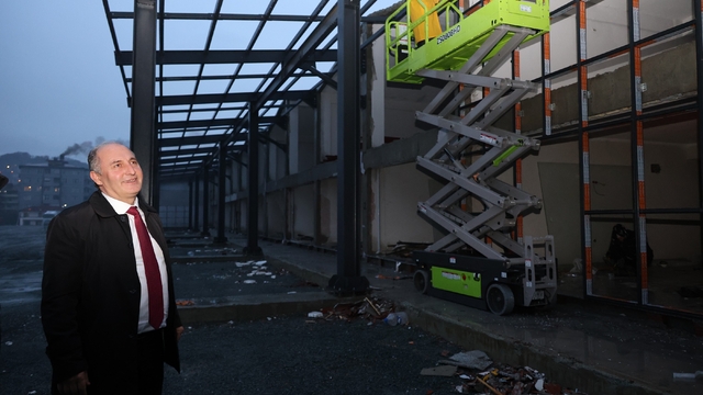 Arhavi'de otogar binasındaki çalışmalar devam ediyor