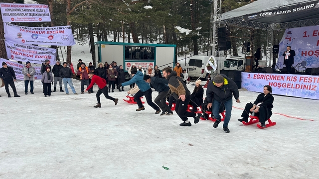 Ekskavatörle kızak yapıp soğuk havada halaylarla ısındılar