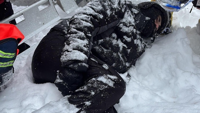 Sarıkamış'ta düşerek ayağını kıran kadının imdadına JAK ekipleri yetişti