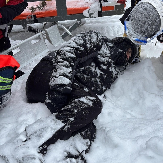Sarıkamış'ta düşerek ayağını kıran kadının imdadına JAK ekipleri yetişti
