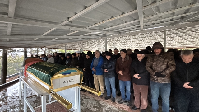 Antalya'daki trafik kazasında ölen anne ve kızının cenazesi Konya'da toprağa verildi