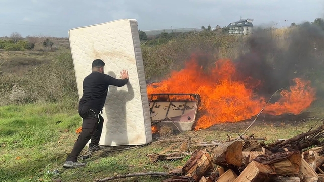 Eşyaları temiz kullanmayan personele sinirlendi, lojmandaki bütün eşyaları çıkartıp yaktı
Bozuk ve eski eşyaları değiştirmek için geldiği eve görünce şok oldu