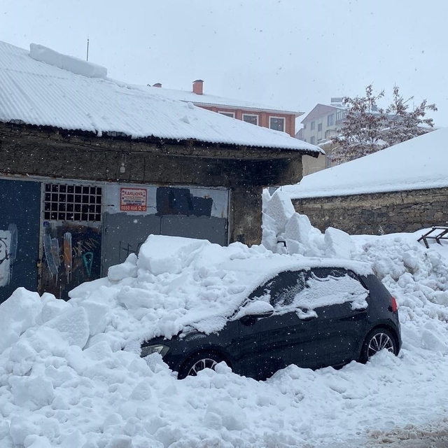 Çatıdan düşen kar kütlesi araca zarar verdi